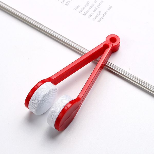 Instrument cu 2 capete din microfibra pentru curatarea si intretinerea lentilelor de ochelari, 7×2 cm, Rosu